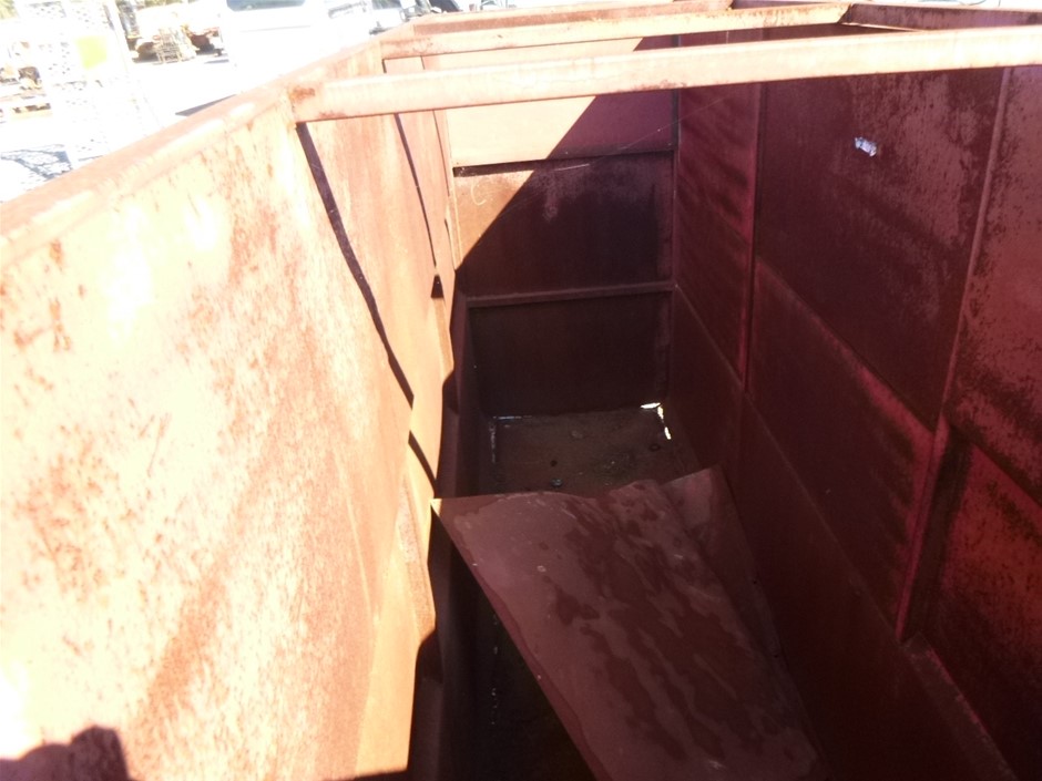 End of Lease Sale: Quantity of Carplay including: