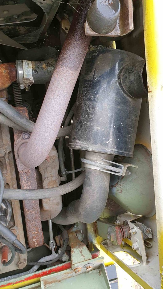 Replica Royal Ring - 16 Simulated Diamonds - US Size 6