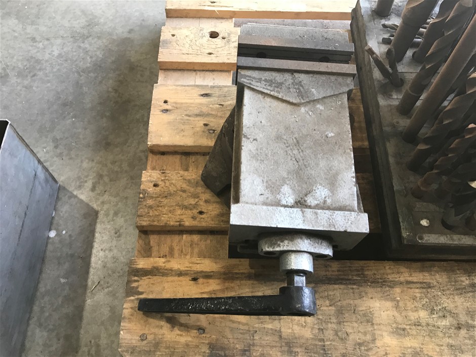 <p>2008 Isuzu FRR500 4 x 2 Pantech Truck</p>