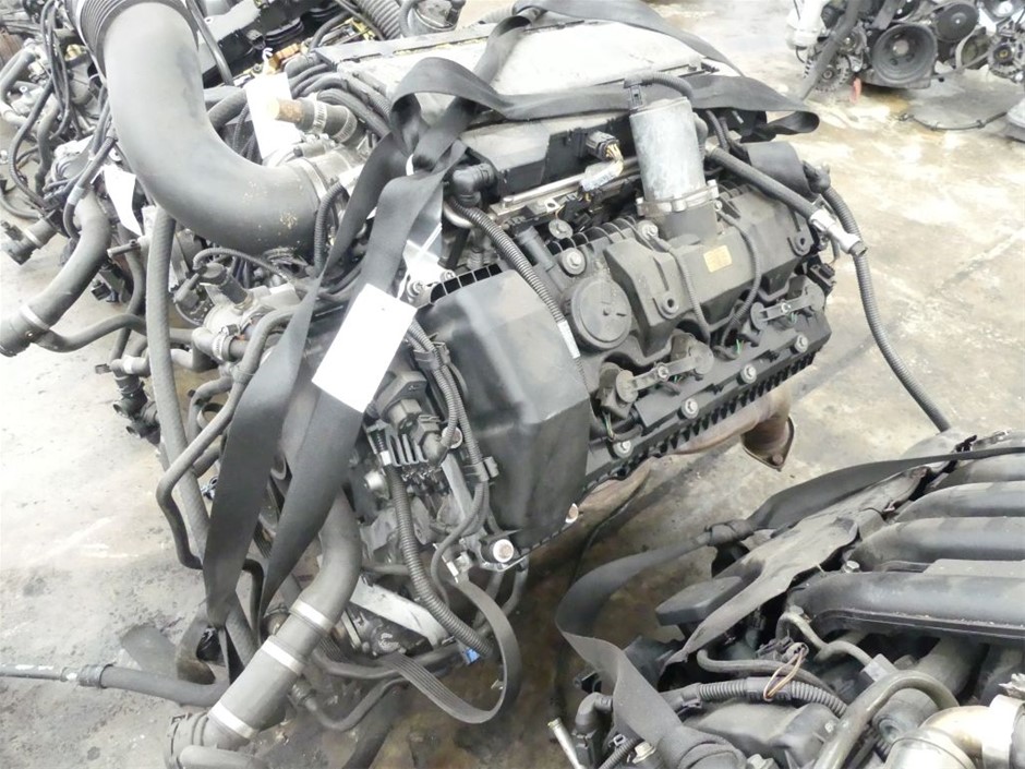 HOT WHEELS RacerVerse Barbie Spiral Race Playset with Barbie “Malibu” & Bar