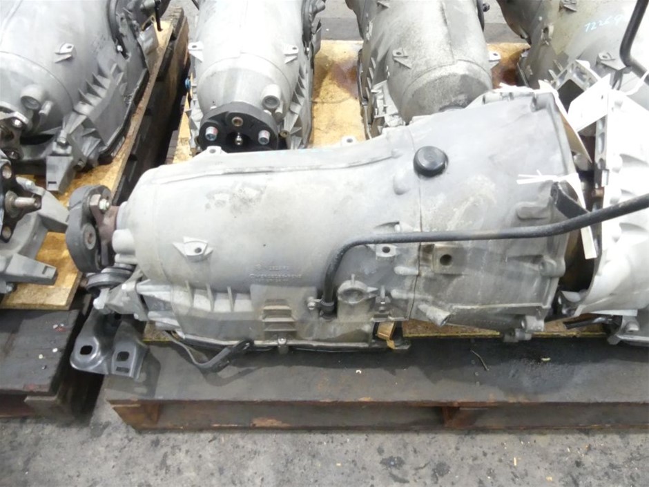 RUSSELL HOBBS Supreme VacuSteam Handheld Steamer, RHC2855. NB: minor use