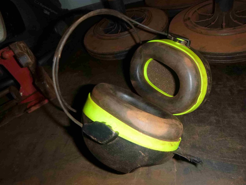 BULK PACK - 10 x 5mm Christmas Earrings (5 x Green, 5 x red) - Gift Idea