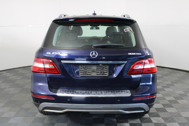 Yellow Gold Natural Emerald / Natural White Topaz Ring  with Valuation