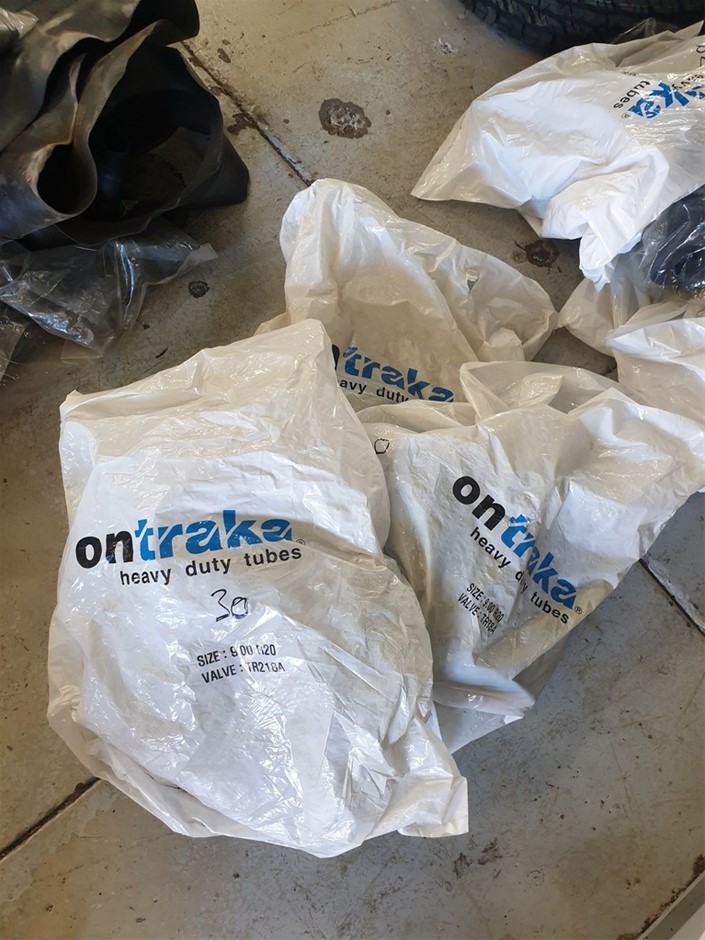 AMAZON BASICS  Foldable Metal Wire Dog Crate with Tray, Double Door, 91cm L