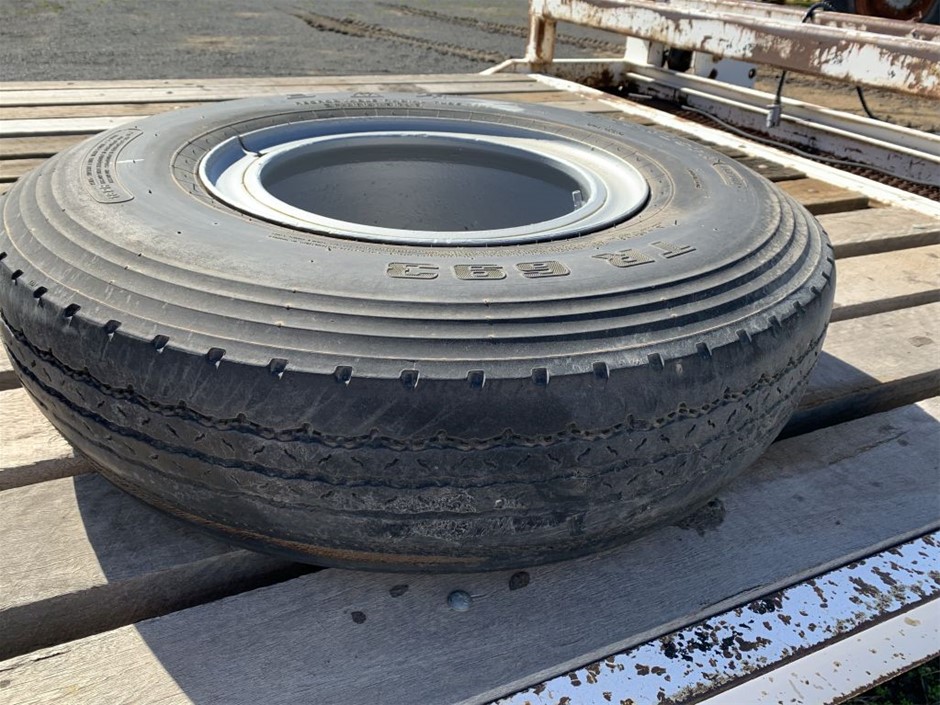 Wolf Blass Red Label Cabernet Sauvignon (6x 750mL).