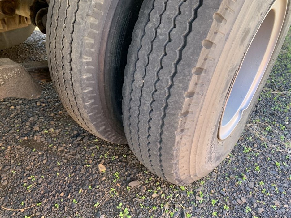 Wolf Blass Red Label Chardonnay (6x 750mL).