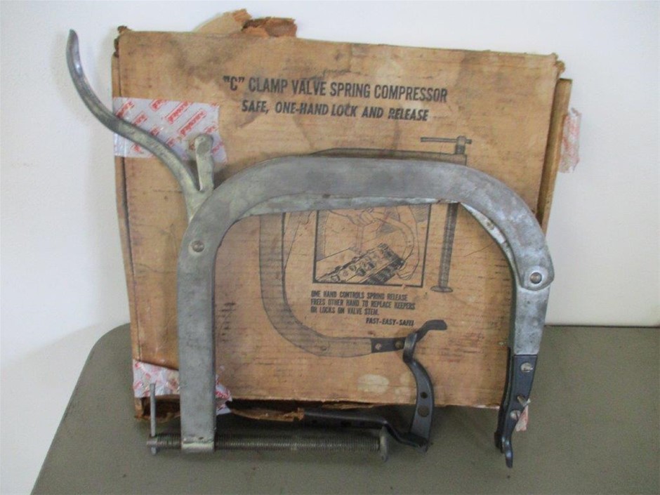 9K Yellow Gold BRACELETUE SAPPHIRE RING