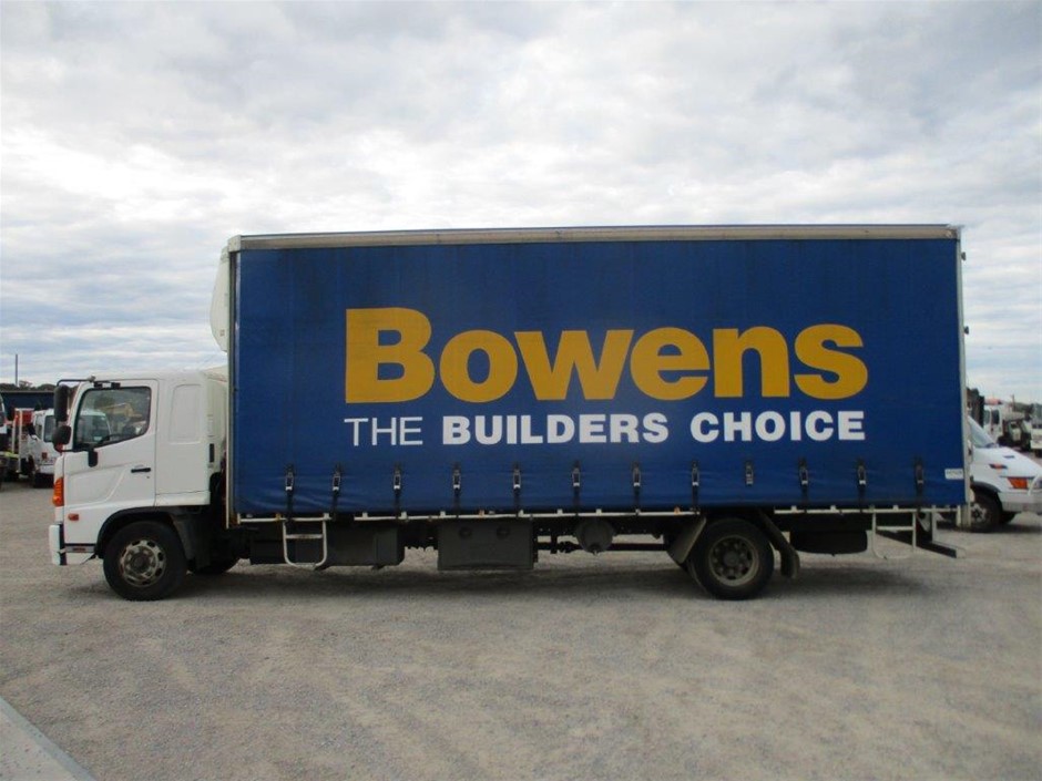 925 Silver Simulated Diamonds Clover Pendant Necklace