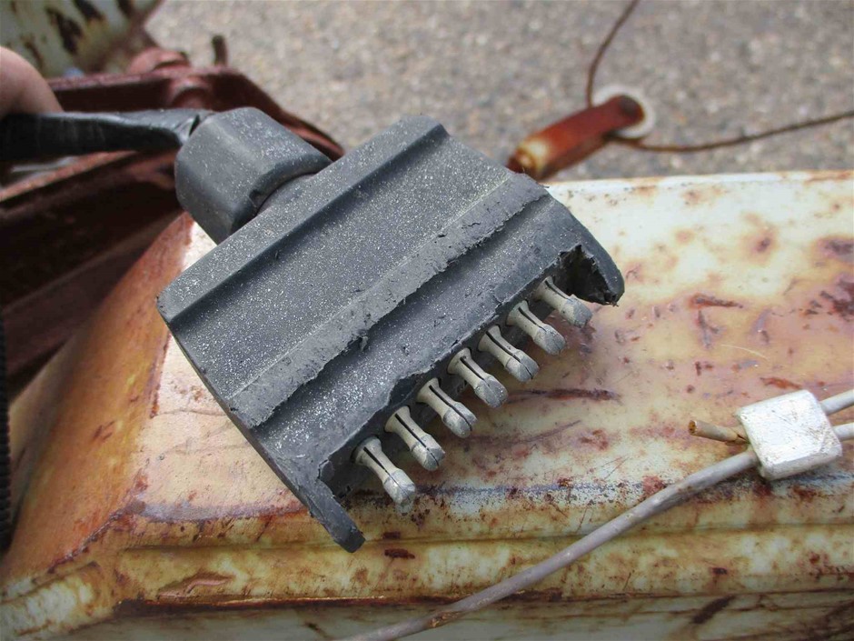 Replica Royal Ring - 16 Simulated Diamonds - US Size 7