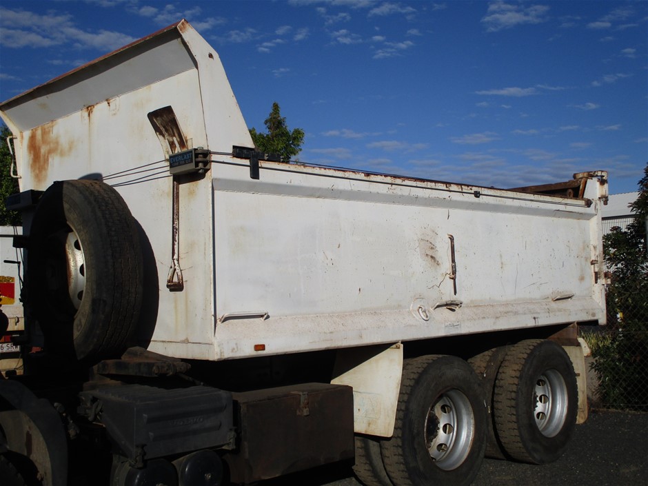 Wolf Blass Red Label Cabernet Sauvignon (6x 750mL).