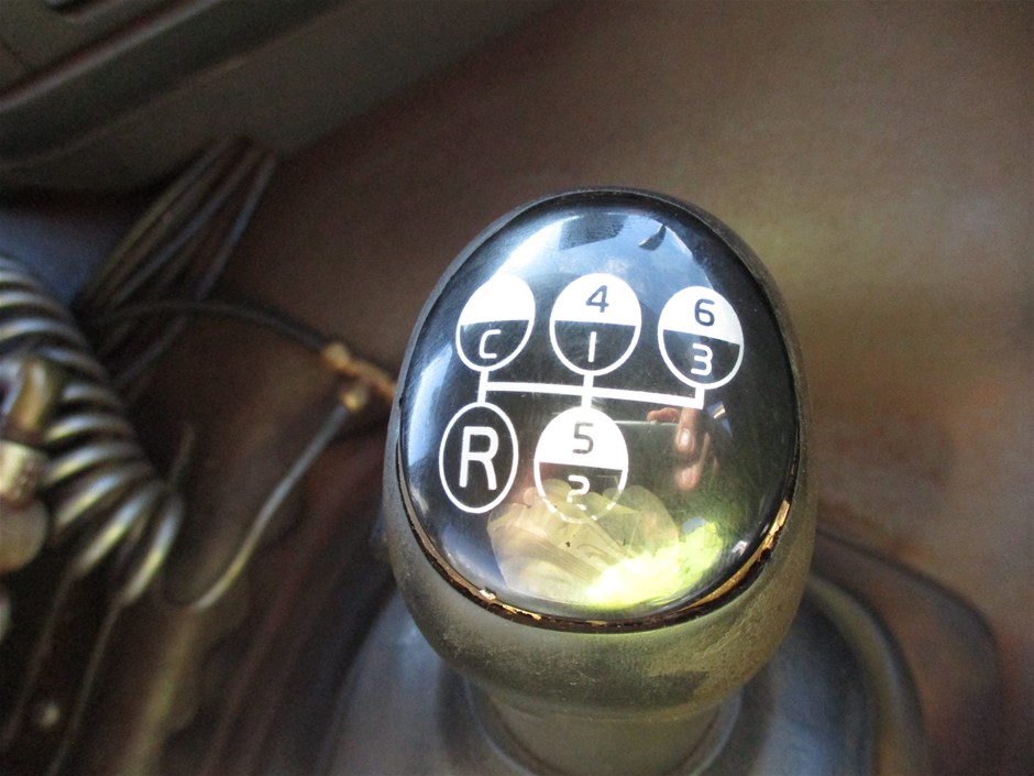 Wolf Blass Red Label Chardonnay (6x 750mL).