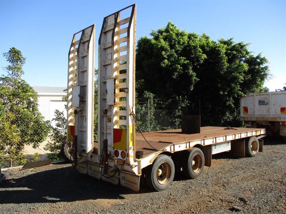 18ct Gold Plated 6mm Stud Earrings Featuring 2 Crystals by Swarovski®