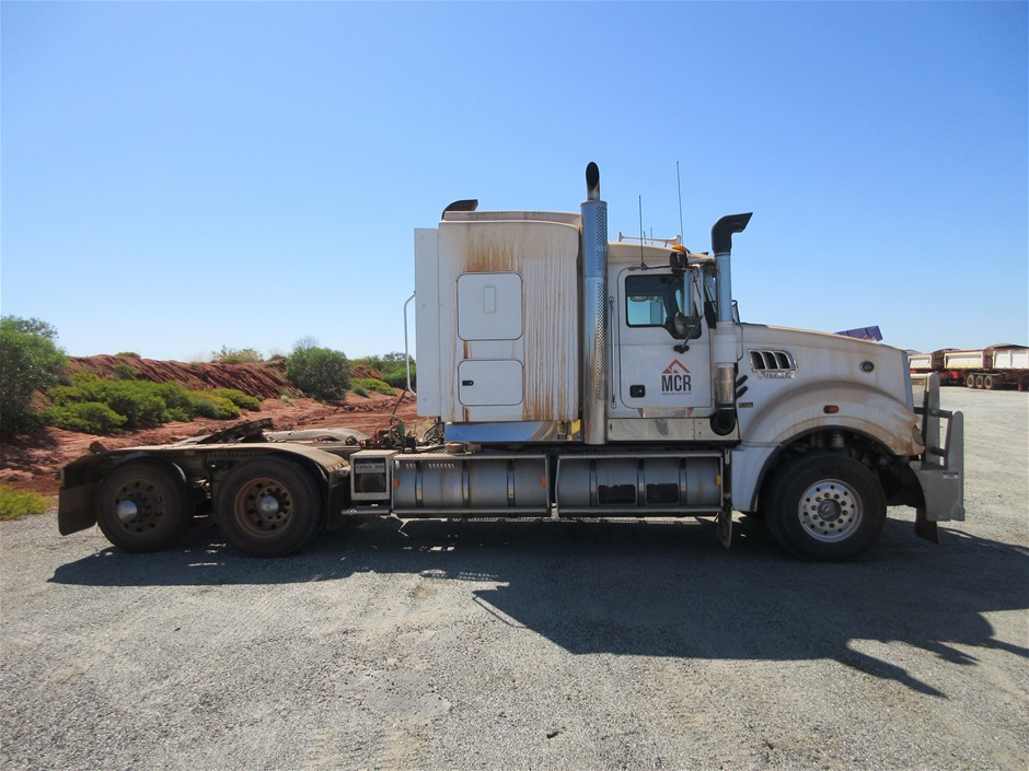 9K WHITE GOLD 1.00ct F VS LAB DIAMOND CLAW SET BAND