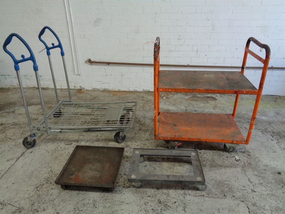 Initial Charm Letter  'U' Pendant Necklace