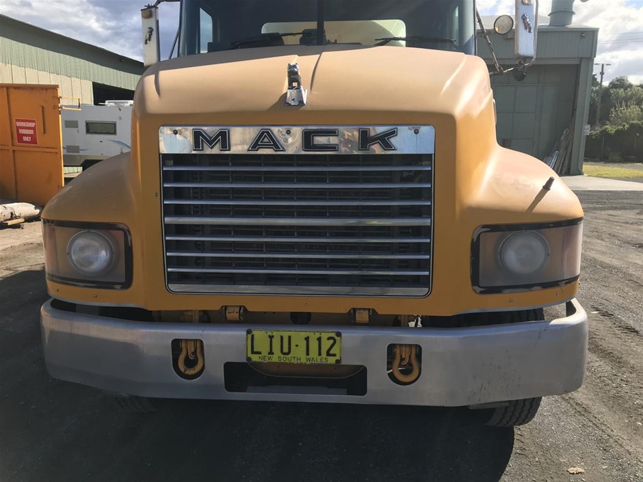 One 1.35 Ct Oval Yellow Sapphire Gemstone