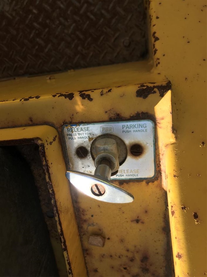 HILLS Garden Pressure Sprayer, 2 Liter Capacity, Multicolour