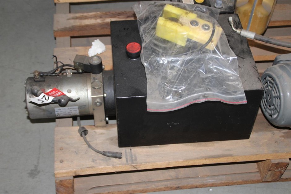 18K White Gold-Filled Chain Necklace with Simulated Diamonds - 55.8cm