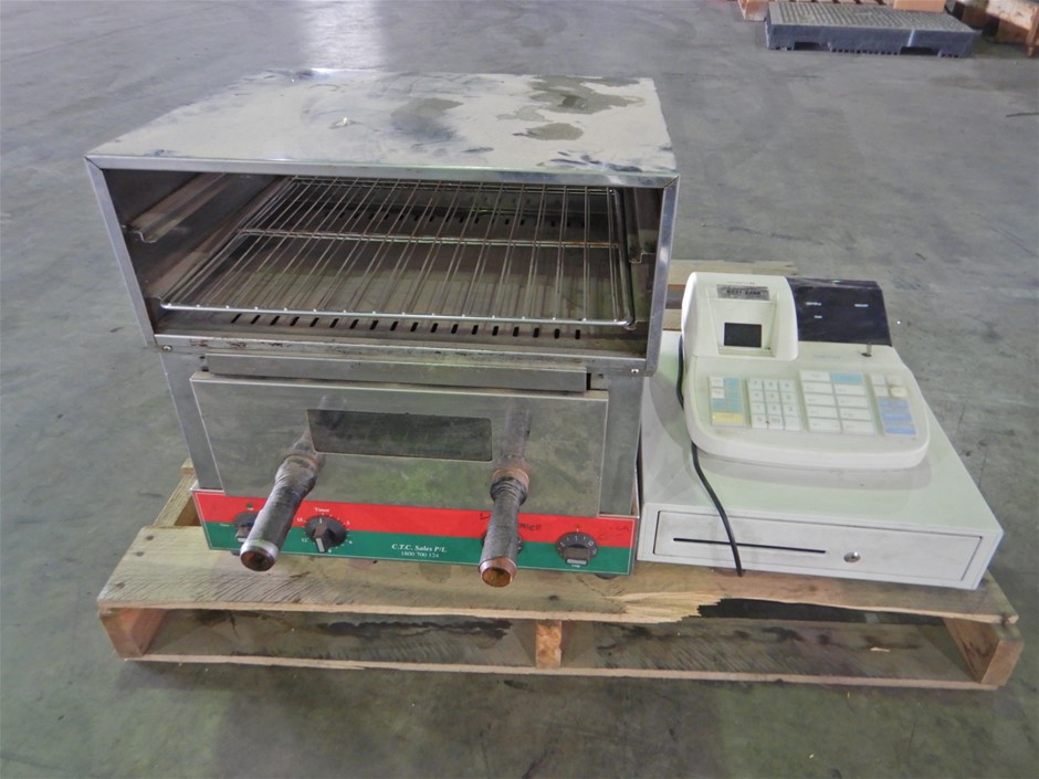 0.03ct GRA Certified Moissanite & Clover Pendant Necklace