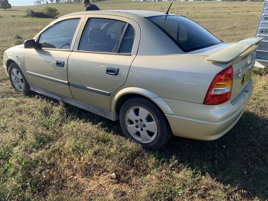 7-8mm White Pearl & White Baroque Pearl Glam Pendant.