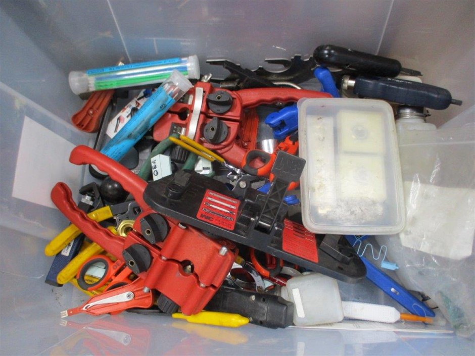 BRONDELL Premium Toilet Seat, Model: AUSPPTS-25. N.B: Damaged packaging & m