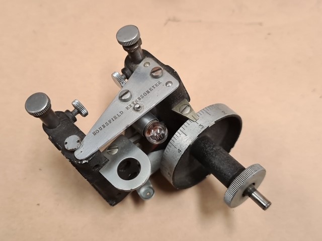 0.08 white baggette diamond