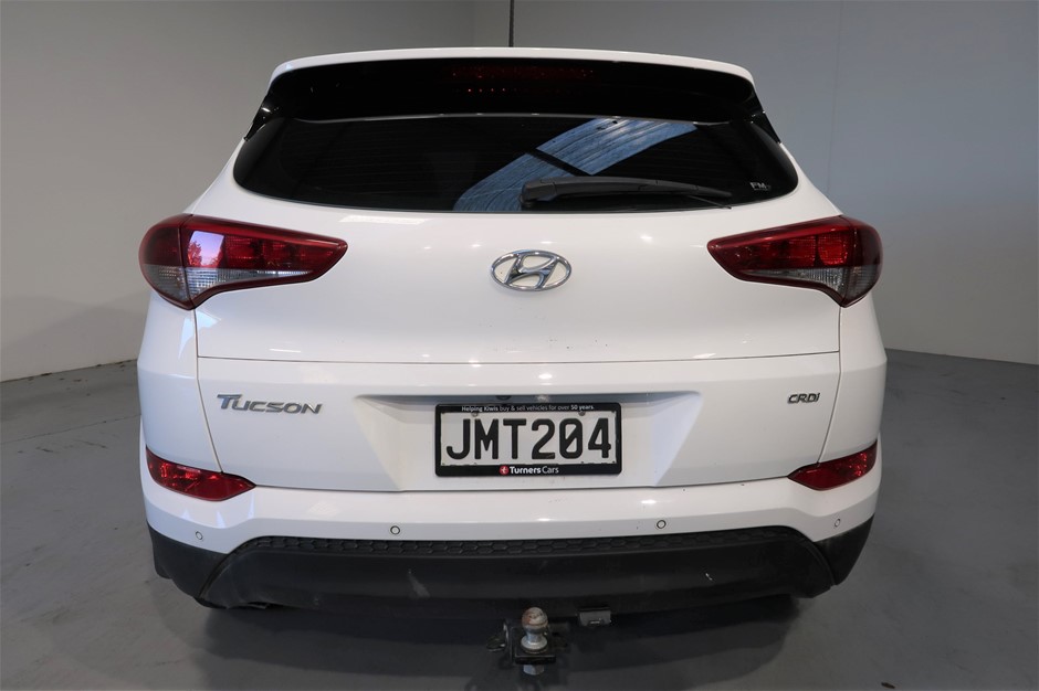 Wolf Blass Red Label Cabernet Sauvignon (6x 750mL).