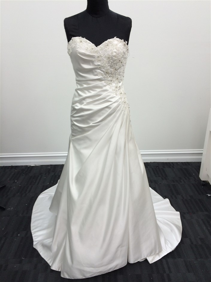 BULK PACK - 10 x 5mm Christmas Earrings (5 x Green, 5 x red)