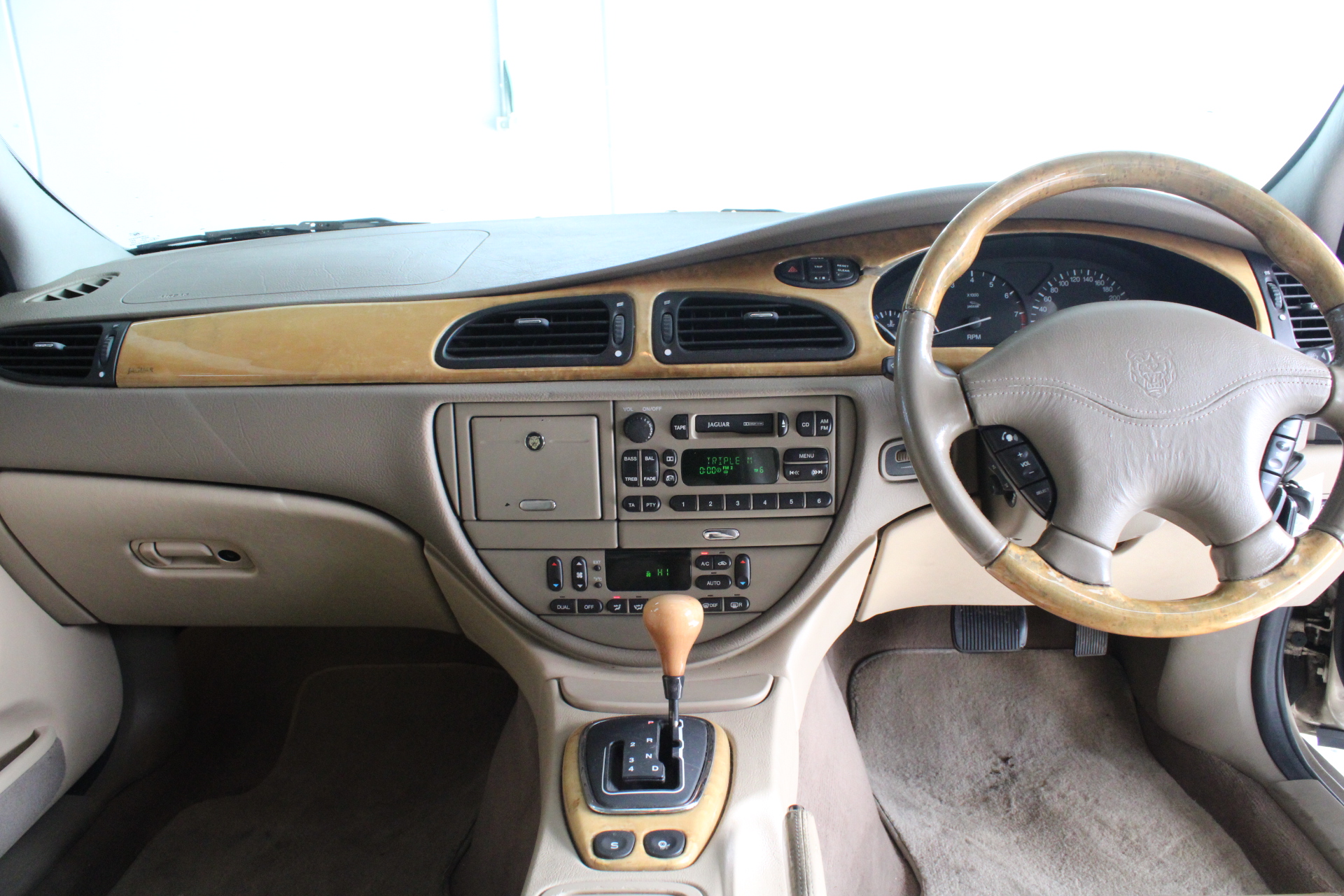 5 Packs Of Cable Ties Each 100pcs, 4.8mm x 225mm, White.