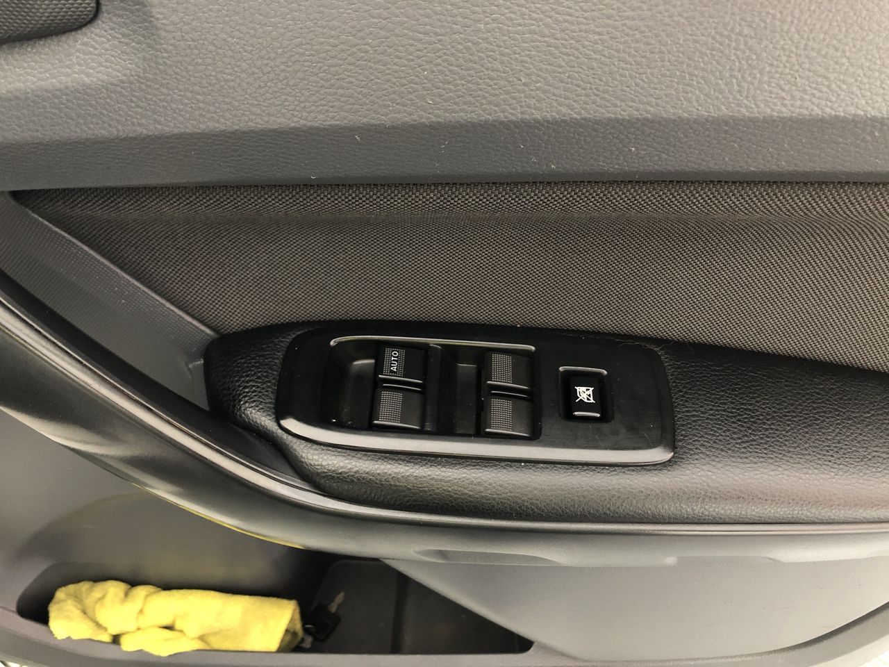 END OF LEASE AUCTION:  box of kitchen appliances including kettle