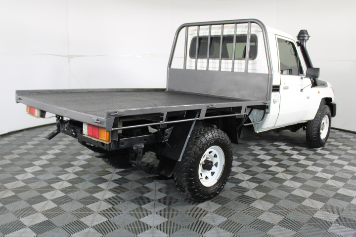 7-8mm White Pearls & Gold Plated Rhinestone Stretch Bracelet.