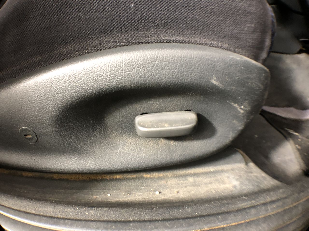 LODGE Cast Iron Skillet with Helper Handle, 26cm. Pre-seasoned.