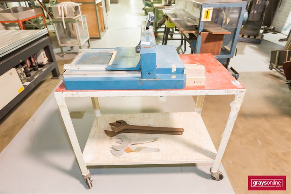 AMAZON BASICS Stainless Steel Clothes Hangers - 50-Pack. NB: May Be Missing