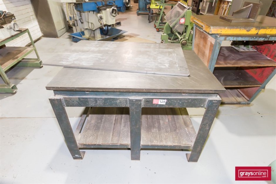 BULK PACK - 10 x 5mm Christmas Earrings (5 x Green, 5 x red)