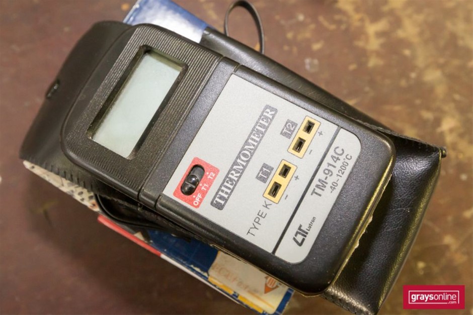 Pallet of Assorted Pet Feeding Items