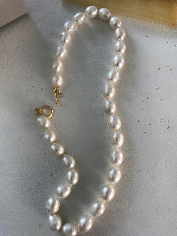 <p>2010 Hino 500 6 x 4 Cab Chassis Truck</p>