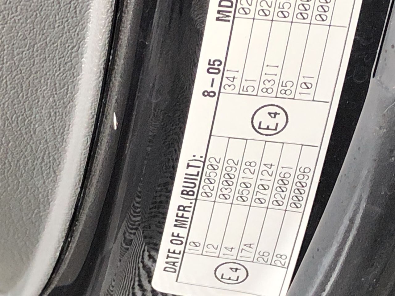 SIGNATURE Men's Comfort Trainers, Size US8.5/UK7.5, White.  Buyers Note - D