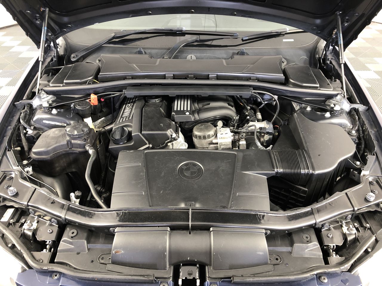 2 x WHITTAKER'S 40pk Assorted Mini Slabs, 600g. N.B: Not in original packag