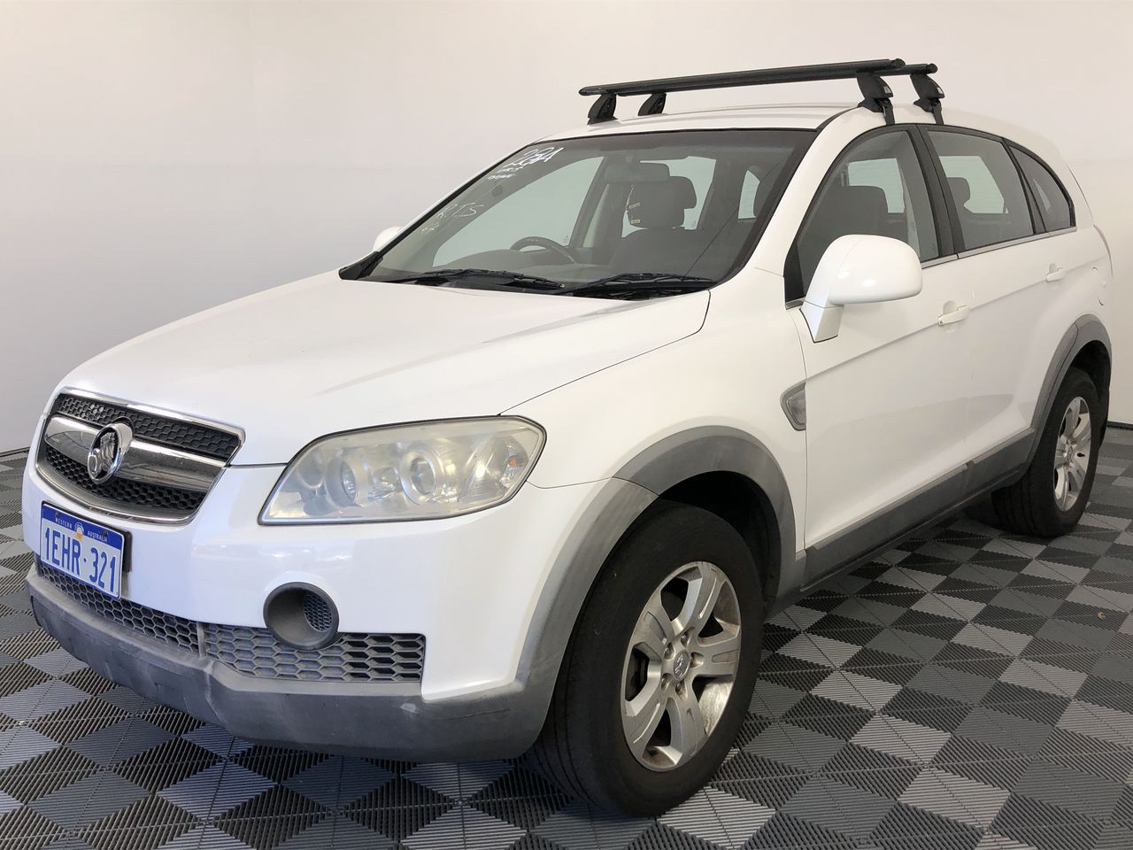 <p>2009 Isuzu NLR 200 4 x 2 Tray Body Truck</p>