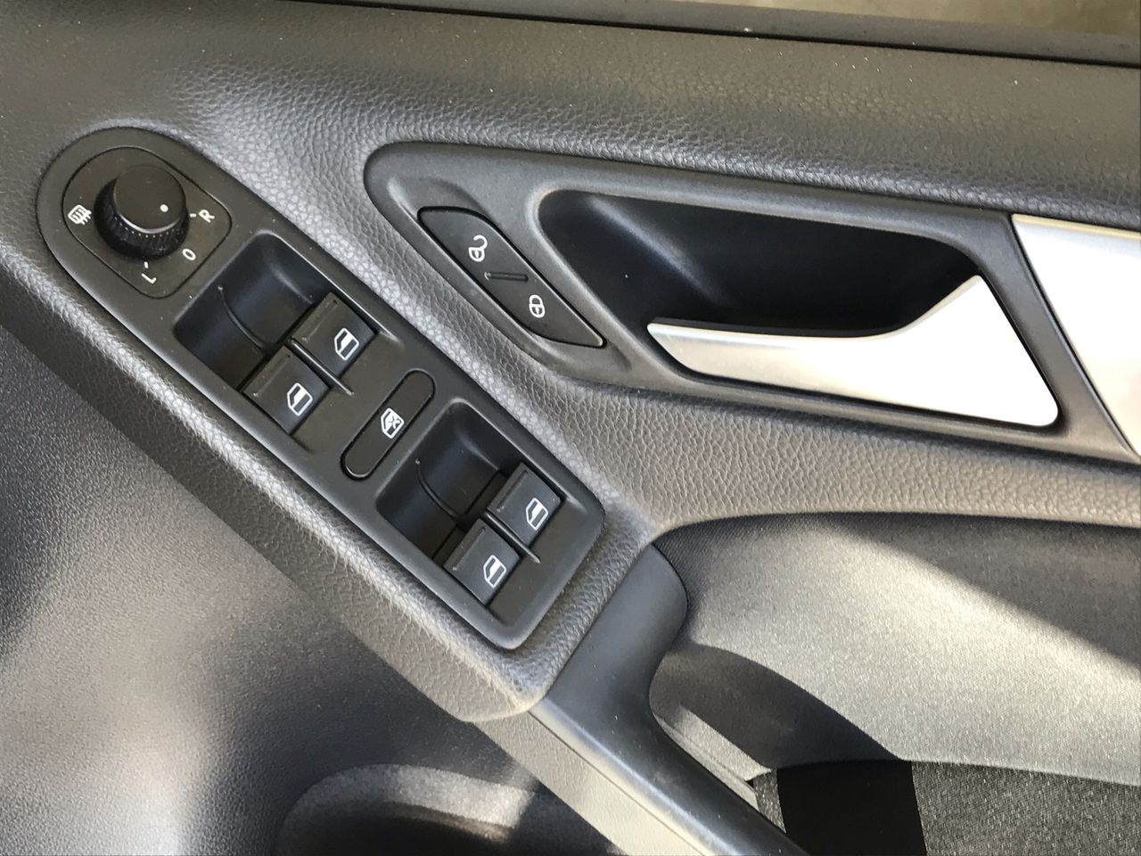 0.07 carat white 5 diamonds round