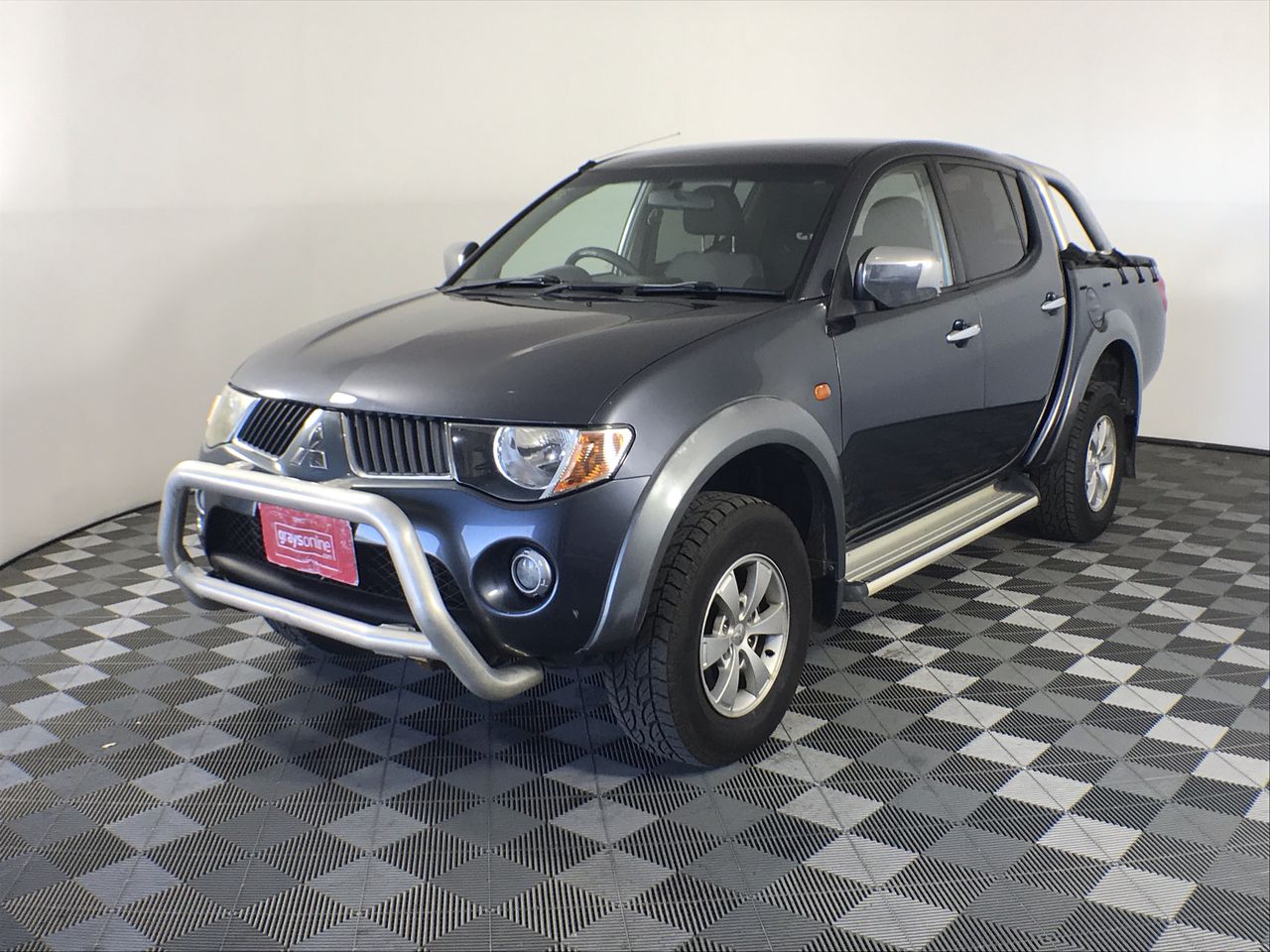 0.08 white baggette diamond