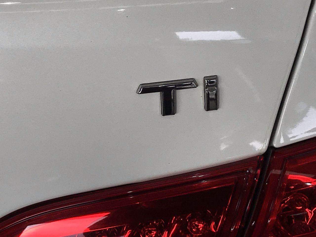 9ct White Gold Stud Earrings