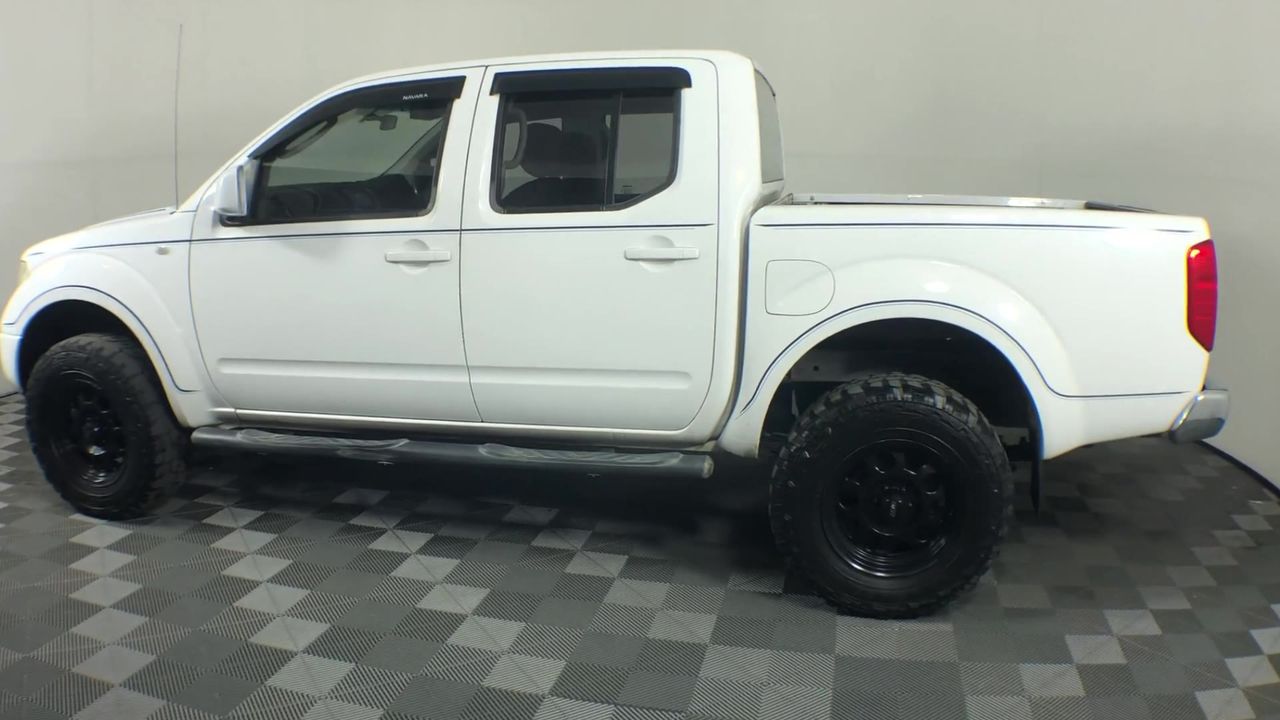 DE'LONGHI Essenza Mini Coffee Machine, Includes Coffee Pods, Colour: White.