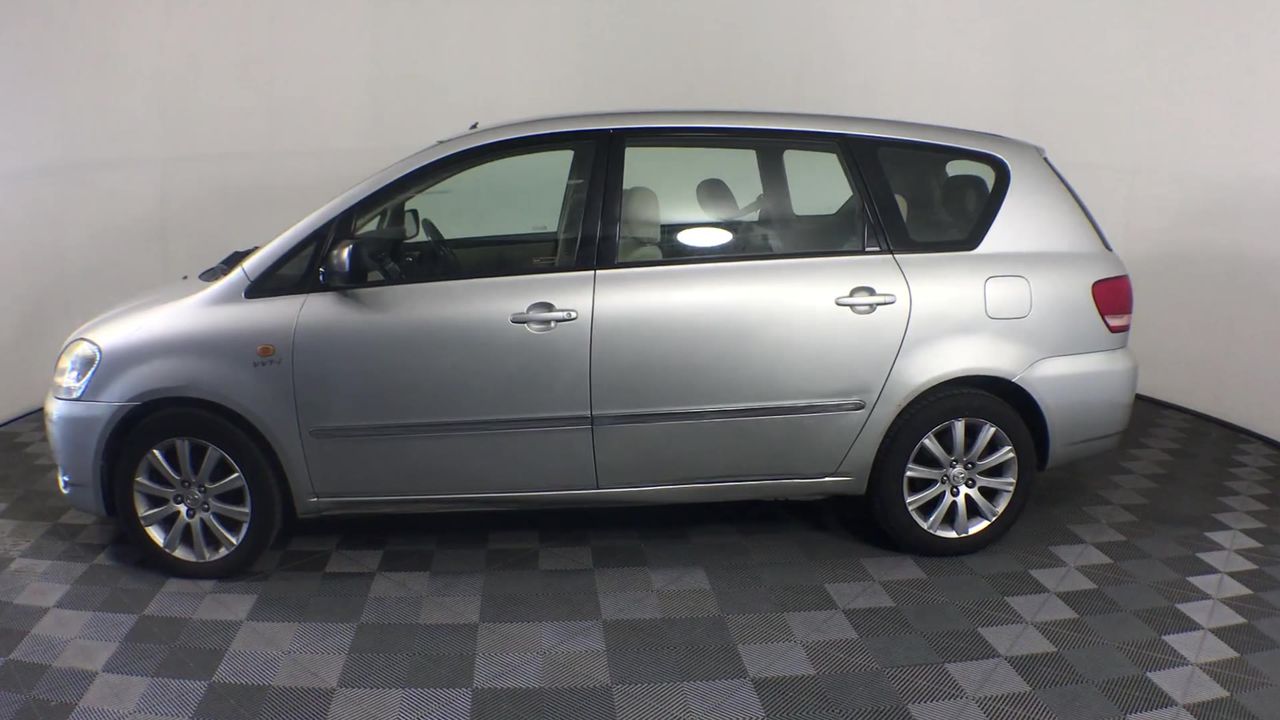 Replica Royal Ring - 16 Simulated Diamonds - US Size 8