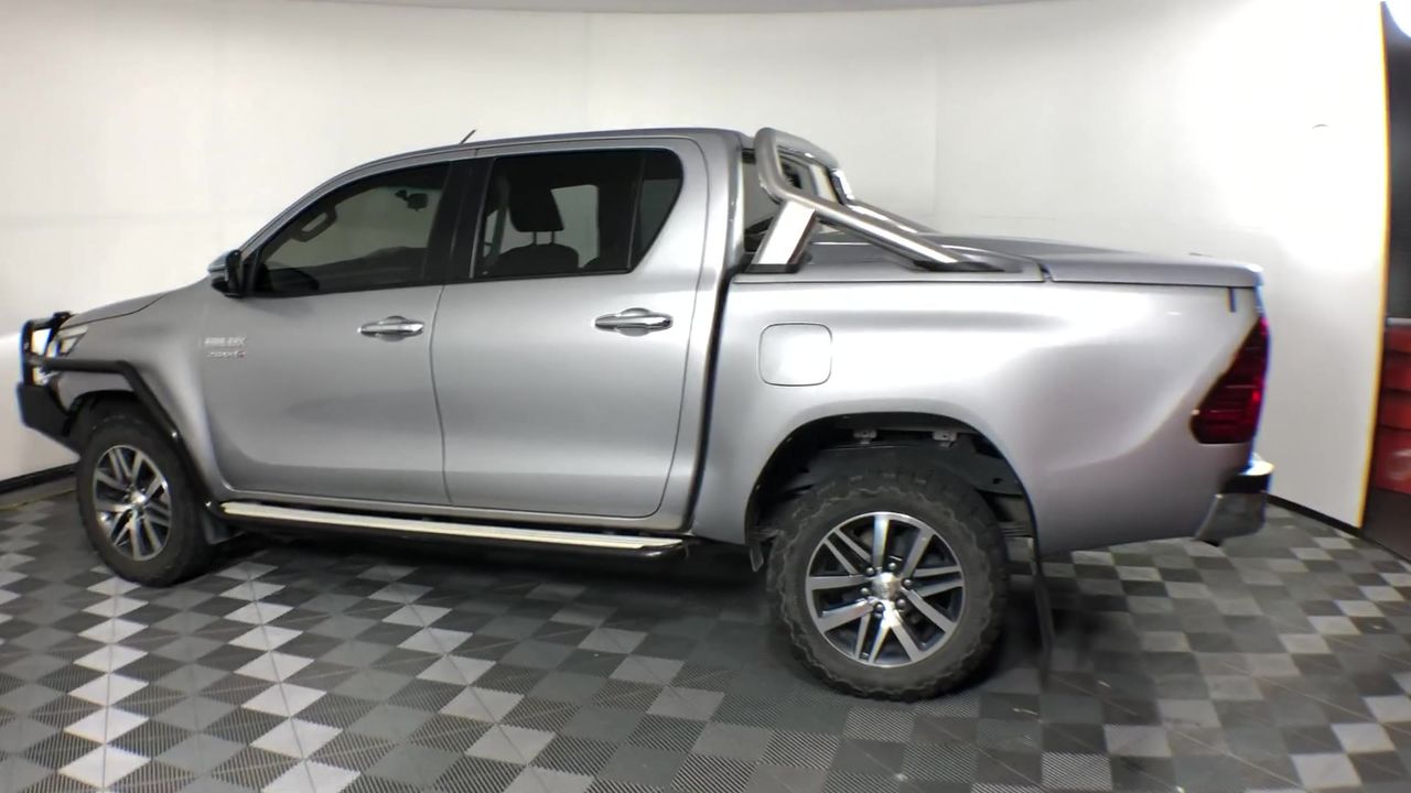 32DEGREES Women's Tech Zip Jacket, Size M, Cream. NB: minor dirt mark.