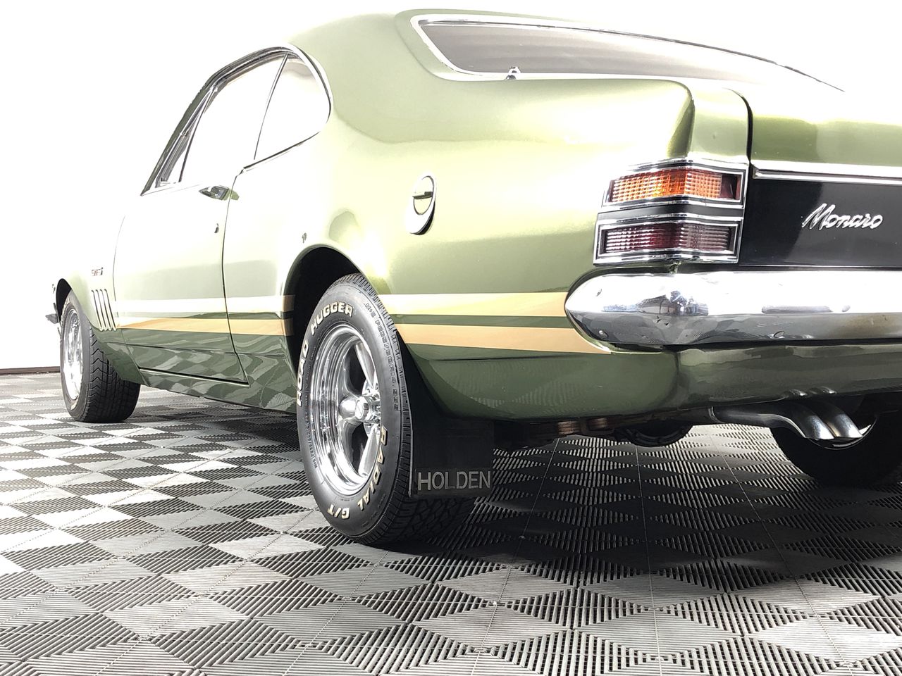 0.08 Carat White 4 round diamonds