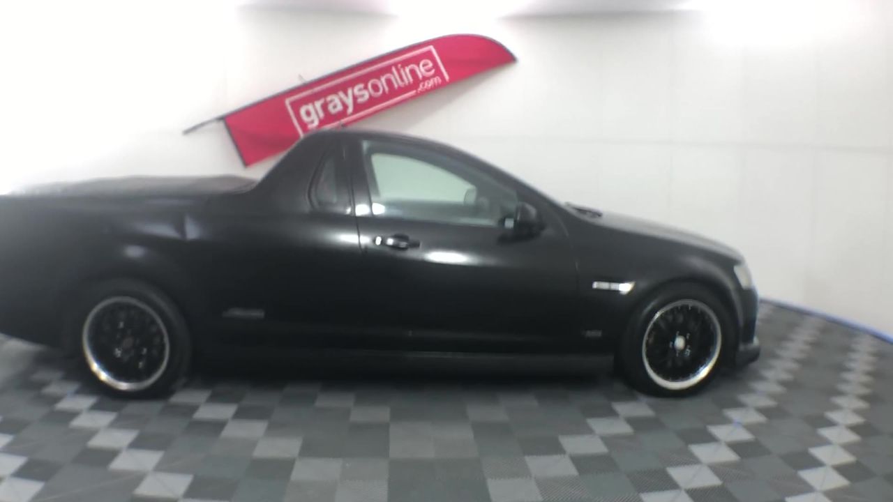 LODGE 12 Inch Cast Iron Skillet with Helper Handle, Colour: Black.