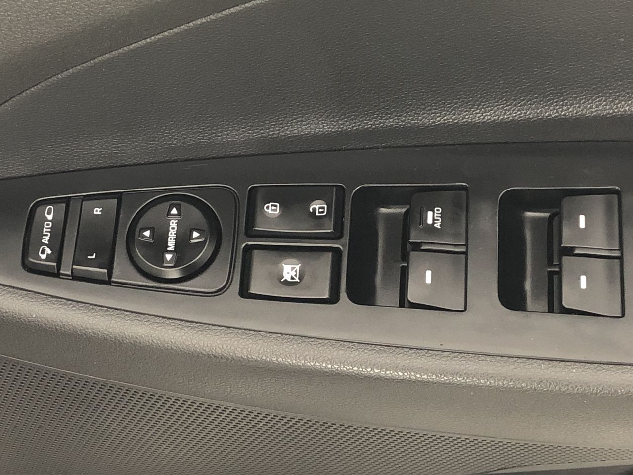 Lindemans Commemorative Release XXVII Olympiad Chardonnay 2000 (6x 187mL)