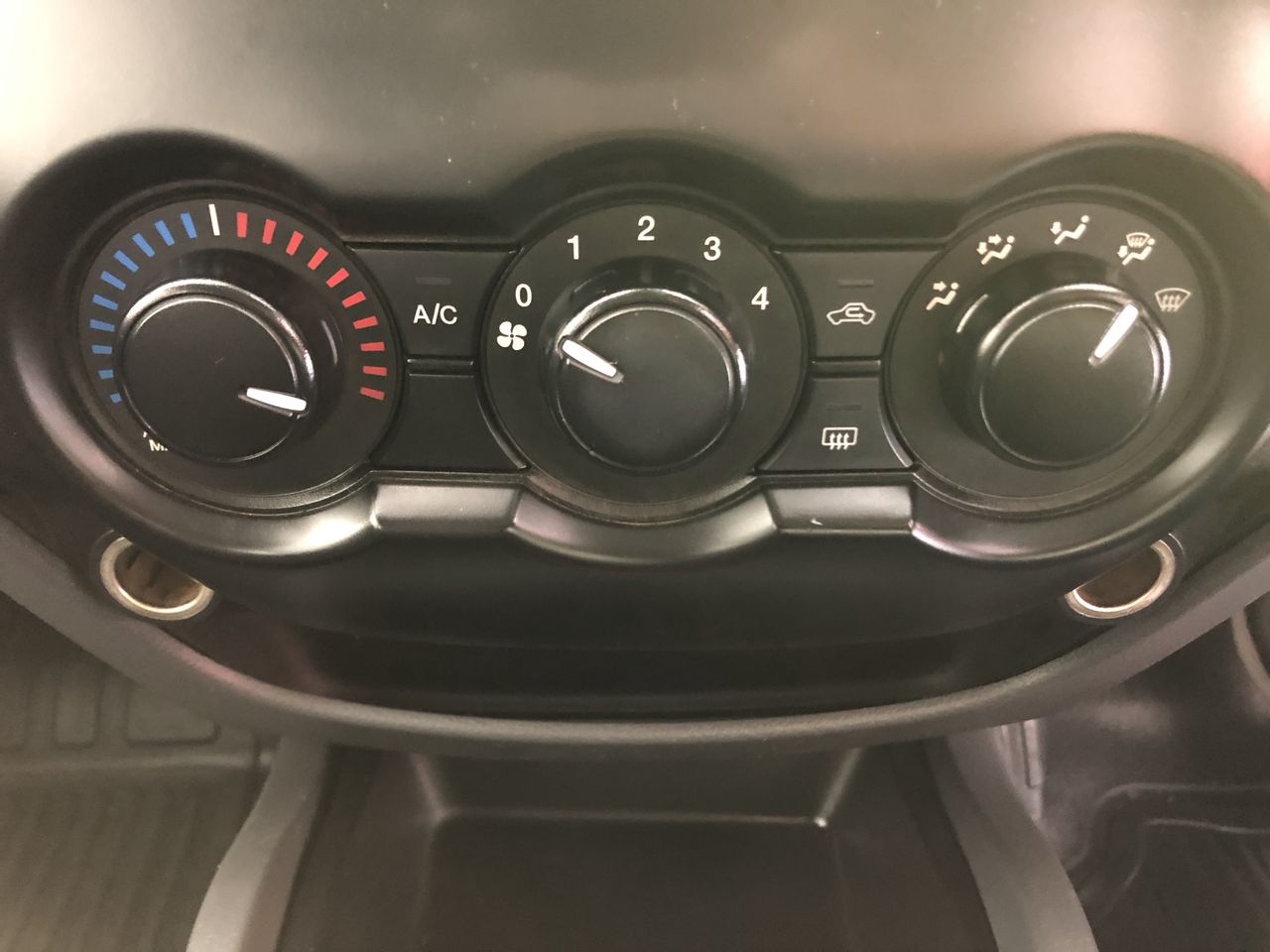 Duchesse De Paris Brut Blanc De Blancs NV (6x 750mL), France.