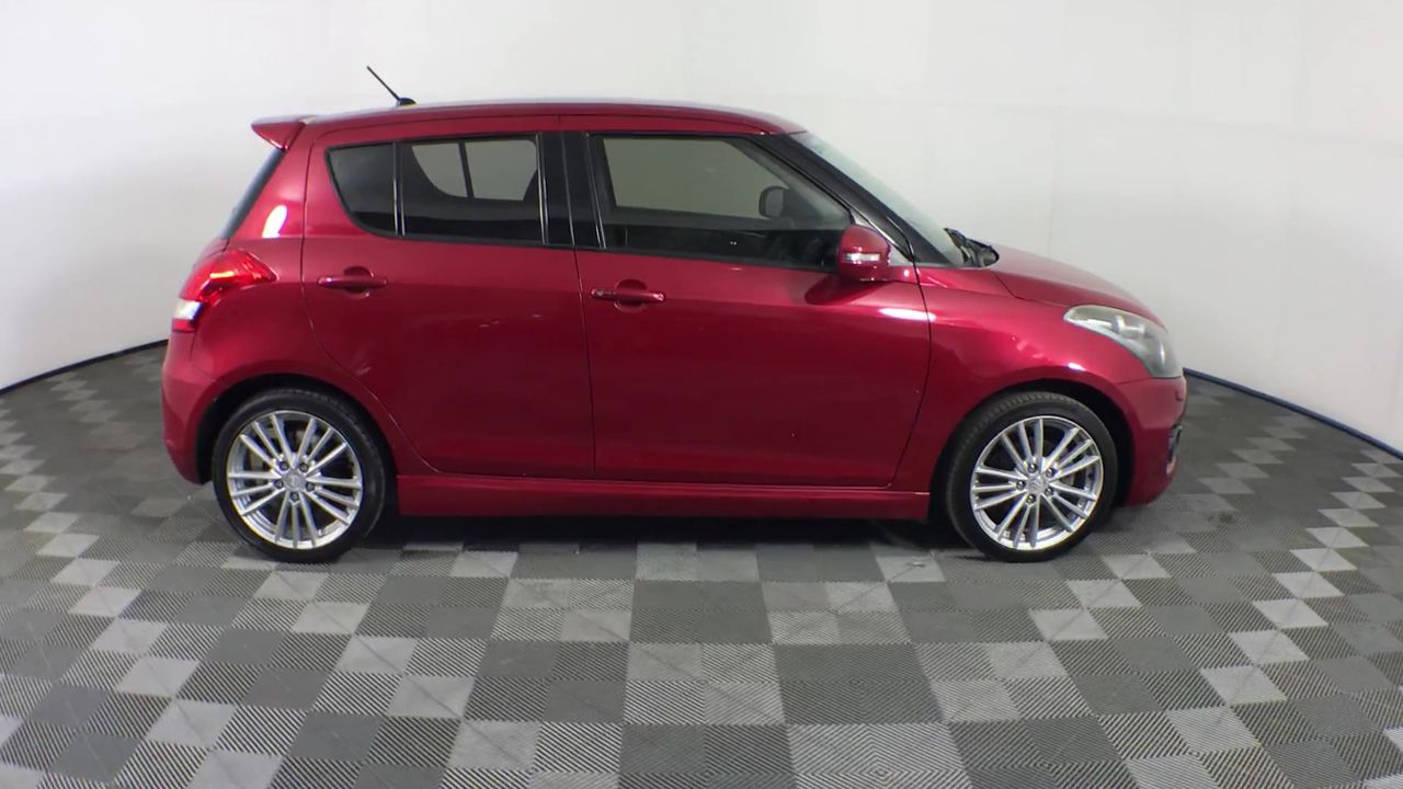 <B>9K Yellow Gold Turquoise Petal Bracelet 19Cm</B><P>