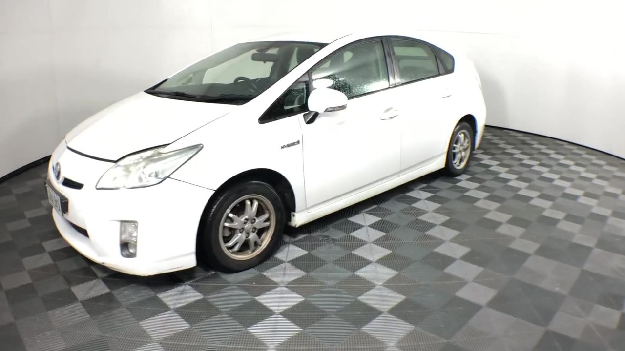 18ct Gold Plated 6mm Stud Earrings Featuring 2 Crystals by Swarovski®